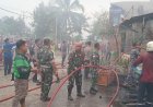 Personel Kodim 0625/Pangandaran Bersama Damkar Bergerak Cepat Padamkan Kebakaran Resto/Caffe Pamugaran Lounge